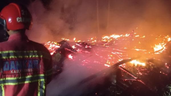 Kebakaran Hebat Hanguskan Kandang Ayam di Rajadesa Ciamis, Kerugian Capai Rp200 Juta