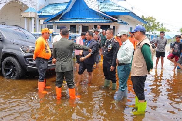  Kapolres Rohil Bersama Forkopimda Tinjau Lokasi Banjir di Bagansiapiapi 