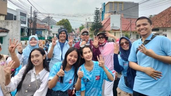 Warga Antusias Ikuti Jalan Sehat Bersama Viman-Diky