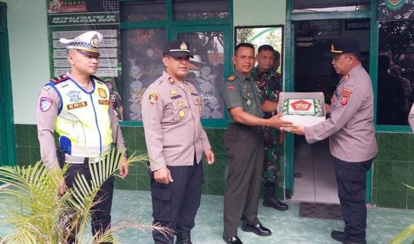 Beri Kejutan Spesial HUT ke-79 TNI, Polsek Cihideung dan Tawang Datangi Koramil Kota Tasikmalaya