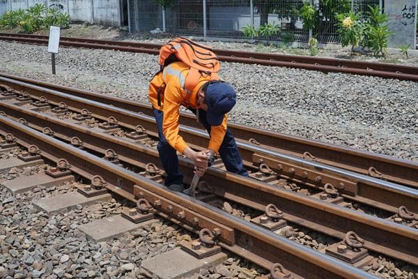 Daop 4 Semarang Terjunkan Ratusan Petugas Pemeriksa Jalur untuk Keselamatan Perjalanan KA