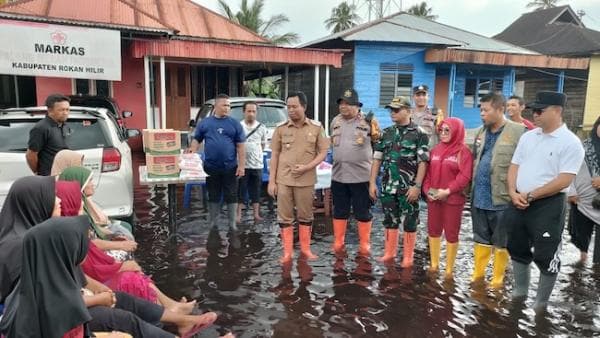 Polres Rohil Bersama Forkopimda Salurkan Bansos Masyarakat Terdampak Banjir