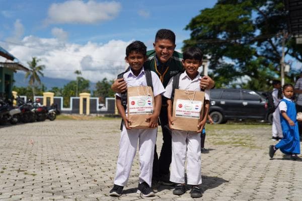 ASAR Humanity Aceh Salurkan 124 Paket Perlengkapan Sekolah dari Turki di MIN 7 Aceh Besar