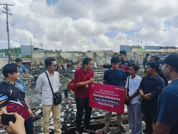 Telkomsel Ulurkan Tangan untuk Korban Kebakaran Pasar Remu Sorong