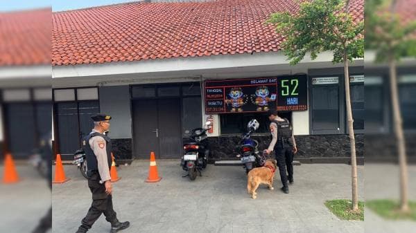 Anjing Pelacak Ditsamapta Polda Jabar Endus Semua Sudut Kantor KPU dan Bawaslu Jabar 