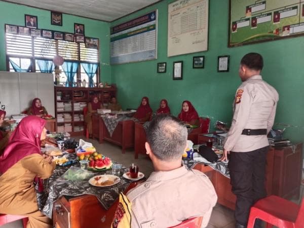 Polsek Batang Cenaku Ajak Guru Gunakan Hak Pilih