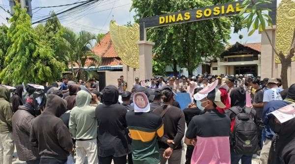 Bantuan Sosial Lansia Tidak layak, Mahasiswa Demo Kantor Dinsos Lamongan