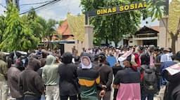 Bansos untuk Lansia Tidak layak, Mahasiswa Demo Kantor Dinsos Lamongan