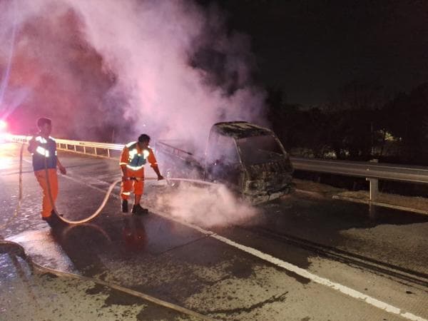 Diduga Akibat Konsleting Listrik, Mobil Pikap Terbakar di Tol Gempol-Pasuruan