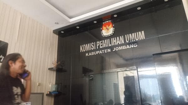 KPU Jombang Disorot: APK Paslon Belum Terpasang, Tim Pemenangan Pilkada Kecewa