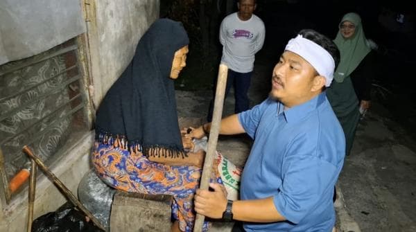 Nenek Satinah Tak Kuasa Menahan Haru Dikunjungi Cabup Reynaldy, Bawa Harapan Baru untuk Hidup Layak Nenek Satinah Tak Kuasa Menahan Haru Dikunjungi Cabup Reynaldy, Bawa Harapan Baru untuk Hidup Layak
