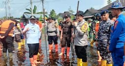 Bersama TNI, Kapolres Serahkan Bantuan untuk Korban Banjir di Bagan Siapi-api