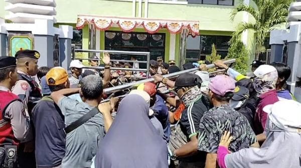 Diduga Kades Pungli Pembuatan Sertifikat Tanah, Warga Robohkan Gerbang Kantor Desa Legonkulon