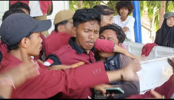 Tak Terima Didemo, Dosen Universitas Muhammadiyah Maumere Adu Jotos dengan Mahasiswa