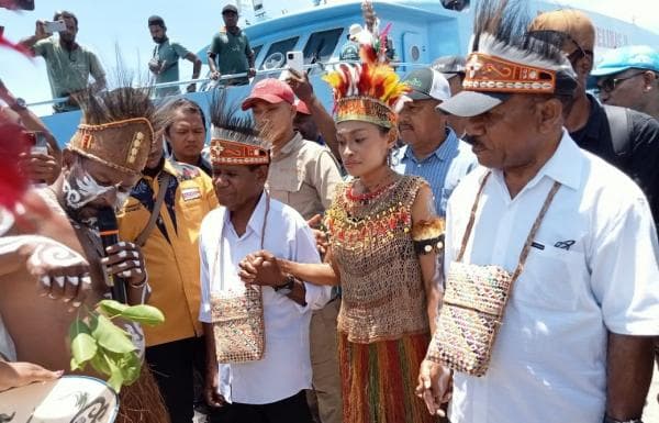 Kedatangan Penuh Sukacita: Gabriel - Lukman Disambut Hangat Ribuan Masyarakat di Raja Ampat