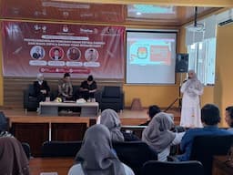 Seminar Pilkada KPU dan PWI Ingatkan Mahasiswa Unsika Jangan Golput dan Hindari Politik Uang