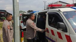 Patroli Polsek Jamanis Polres Tasikmalaya Kota Bantu Ambulan Pembawa Jenazah yang Mogok