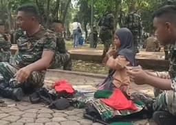 Viral Prajurit TNI Bantu Beli Buku yang Dijual Oleh Gadis Kecil,Netizen:Selalu dalam Lindungan Allah