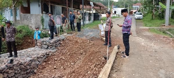 Perbaikan Akses Jalan di Parungponteng Pasca Longsor: Kini Bisa Dilewati Kendaraan