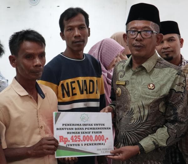 PJ Bupati Pidie Jaya Salurkan Zakat dan Infaq Secara Simbolis untuk Pembangunan Rumah