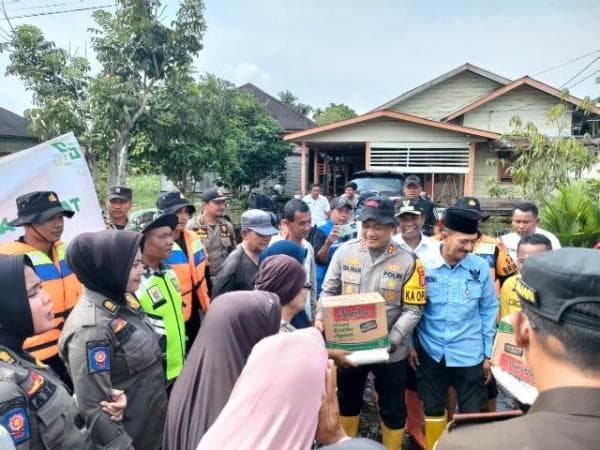 Kapolres Rohil Salurkan Sembako ke Masyarakat Terdampak Banjir