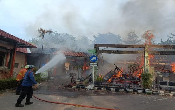 Diduga Korselting Listrik, Pendopo Kantor Camat Bekasi Selatan Ludes Terbakar