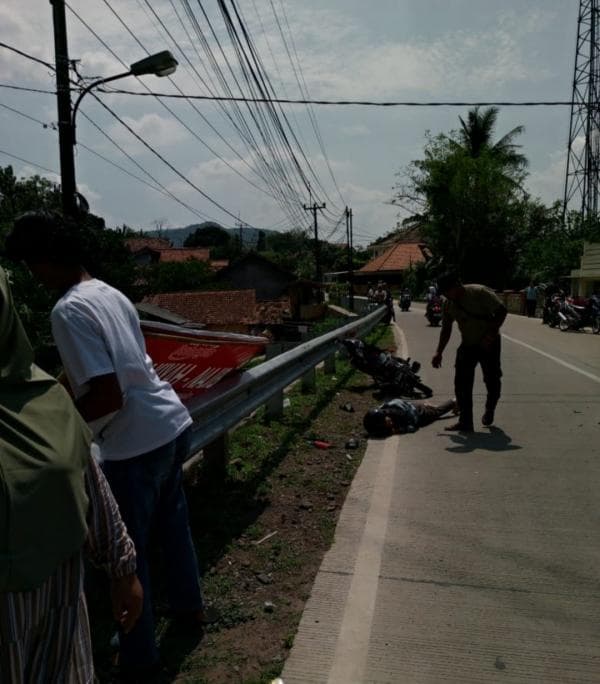 Angin Kencang Baliho Calon Bupati Serang, Timpa Pengendara Motor di Jalan Raya Mancak-Anyer