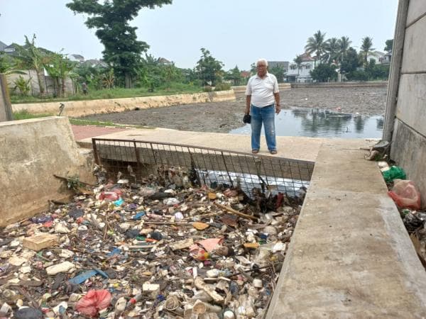 Gara-Gara Bau Menyengat Limbah Pabrik, Air Situ Bahar Dikosongkan