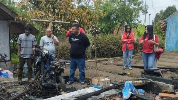 Anggota DPRD Garut Bantu Lansia Tunanetra di Wanaraja Rumahnya Kebakaran