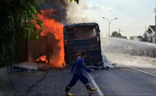 BREAKING NEWS Bus Medali Mas Terbakar Hebat di Jalur Poros Pantura Lamongan