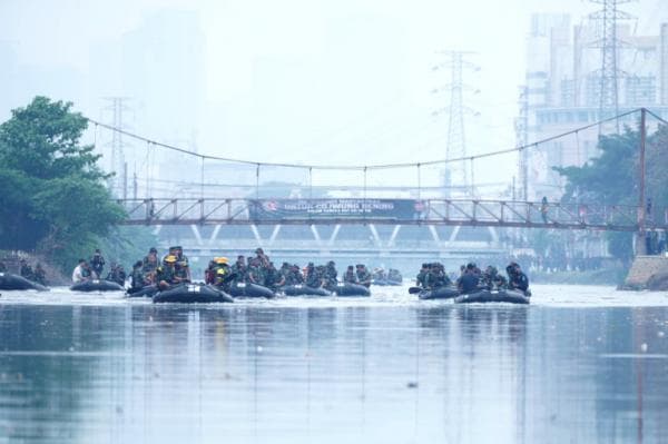 TNI Gelar Karya Bakti Ciliwung Bening dalam Rangka HUT ke-79 TNI