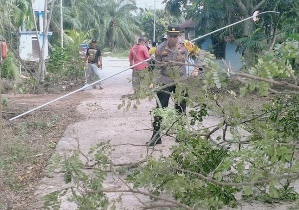 Polsek Sungai Sembilan Gotong Royong Perbaiki Jalan dan Cegah Kriminalitas