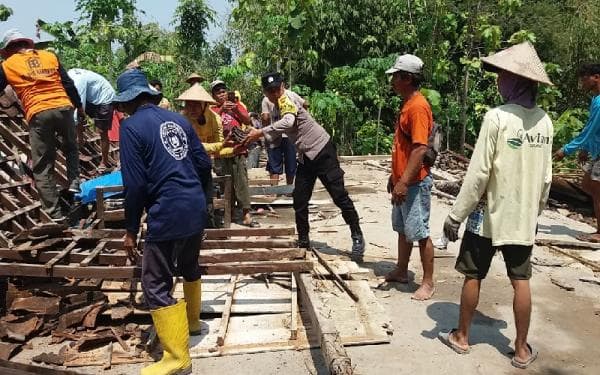 Polisi Bantu Evakuasi Rumah Ibu Payem, Roboh Akibat Kayu Penyangga Rapuh