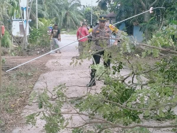 Polsek Sungai Sembilan Gelar Kegiatan Gotong Royong Bersama Masyarakat Bersihkan Infrastruktur Jalan