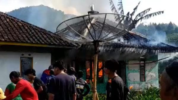 Diduga Konsleting Listrik, 2 Rumah di Banjarwangi Terbakar di Siang Bolong