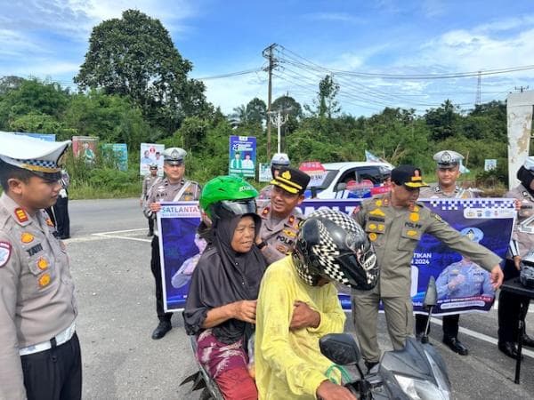 Operasi Zebra 2024, Polres Rohul Bagikan Helm Gratis