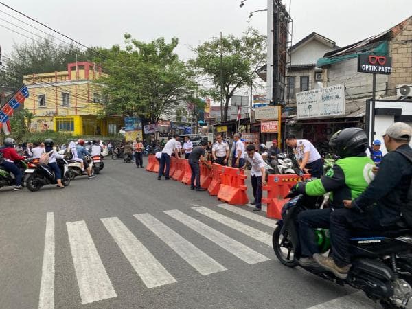 Kemacetan Persimpangan Serua Ciputat Makin Semrawut, Dishub Gunakan Barrier dan Kerucut