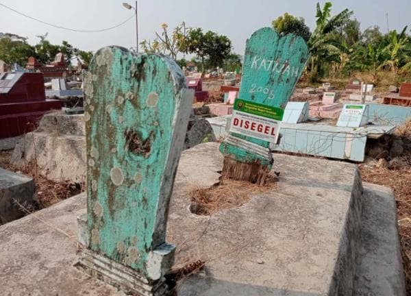 Gempar,  Puluhan Makam di Indramayu Disegel Berlogo Pengadilan Negeri 