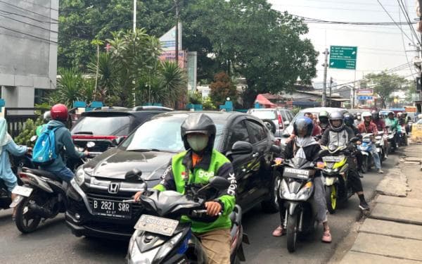 Warga Keluhkan Kemacetan di Persimpangan Bukit Raya Serua Tangsel