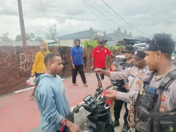 Polres Jayawijaya Amankan Senjata Tajam dalam Razia di Wamena