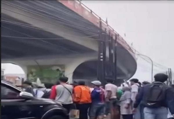 Percobaan Pria Bunuh Diri Lompat Flyover Ciputat, Selamat Setelah Tubuh Tersangkut Kabel