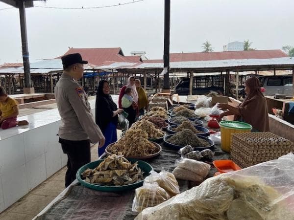 Pasar Tradisional Desa Segati Jadi Sasaran Personil Polsek Langgam Sampaikan Pesan Pilkada