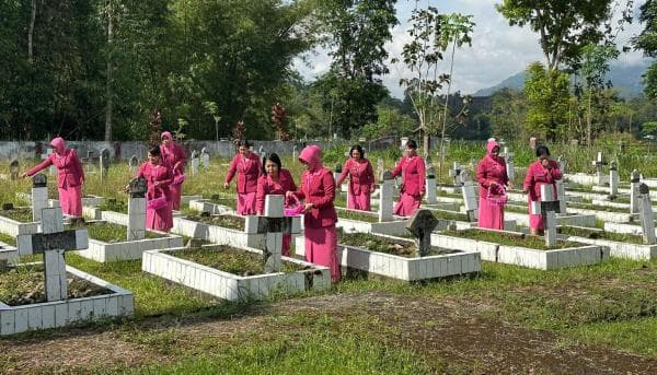 Bhayangkari Toraja Utara Gelar Ziarah dan Tabur Bunga di TMP Buntu Lepong Peringati HKGB ke 72