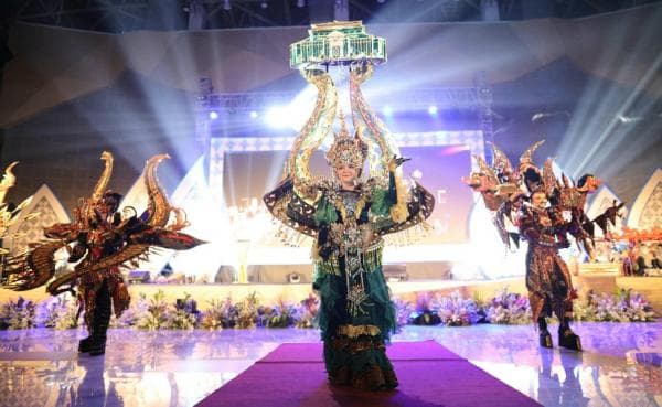 Welcoming Dinner ISS 2024, UMS Hadirkan Solo Batik Carnival dan Woro Widowati