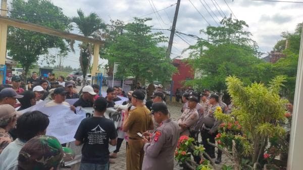 Merasa Dibohongi, Warga Demo di Kantor Kecamatan Tuntut Kades Hegarmanah Mundur