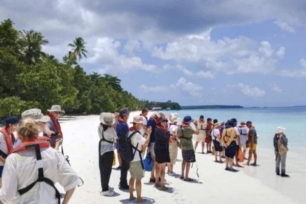  Kapal Pesiar Ms Le Jacques Cartier Sambangi Pantai Ngurbloat di Kepulauan Kei