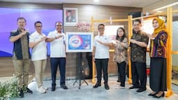 Pos Indonesia Persembahkan Piala Penghargaan “Rising Star in Postal Development” ke Pemerintah