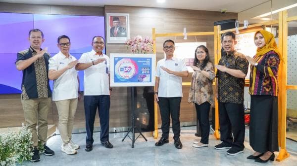 Pos Indonesia Persembahkan Piala Penghargaan “Rising Star in Postal Development” ke Pemerintah