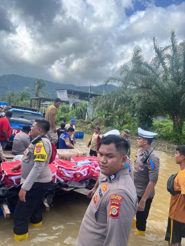 Satlantas Polres Aceh Selatan Siaga di Lokasi Banjir untuk Keselamatan Pengendara dan Masyarakat