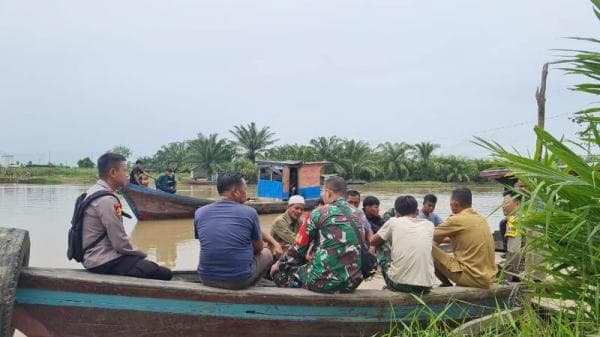 Susuri Sungai Jurong, TNI Polri Sampaikan Pesan Damai Pilkada di Masyarakat